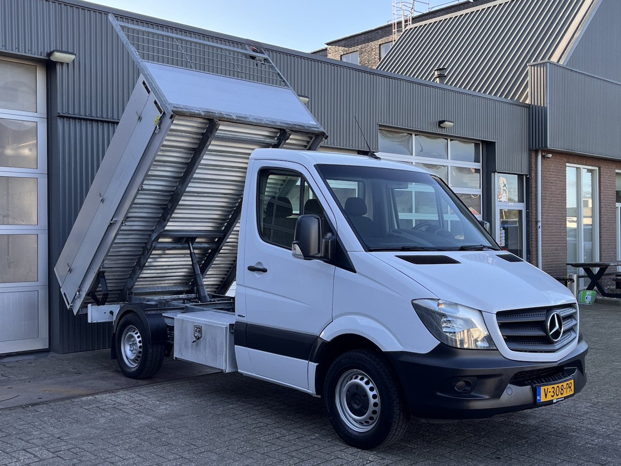 Mercedes-Benz Sprinter - 211 2.2 CDI Kipper Airco Trekhaak 3 persoons Open laadbak Navigatie Pick-up p-up 1e Eigena - AutoWereld.nl