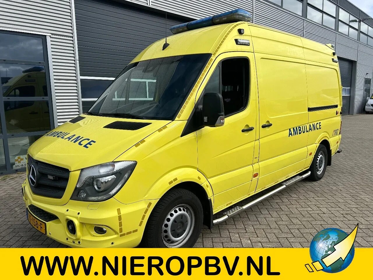 Mercedes-Benz Sprinter - 319CDI L2H2 AMBULANCE Automaat Airco Cruisecontrol 9X OP VOORRAAD - AutoWereld.nl