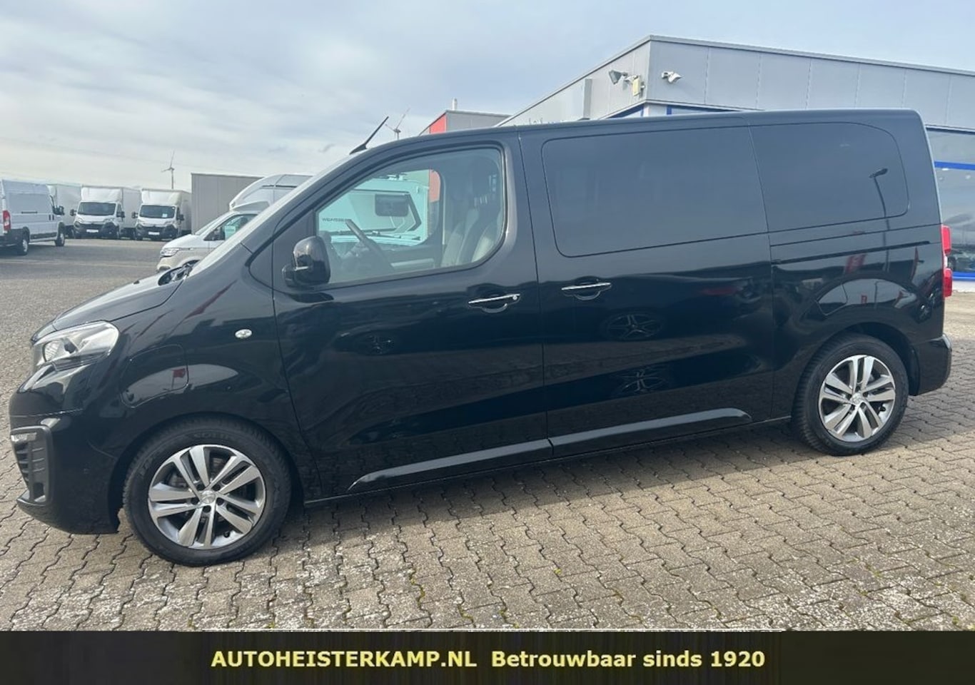 Peugeot e-Traveller - 50 kWh Business VIP 8-zitter Navi Head-Up Leder EL. Schuifdeuren Massage Camera Panoramada - AutoWereld.nl