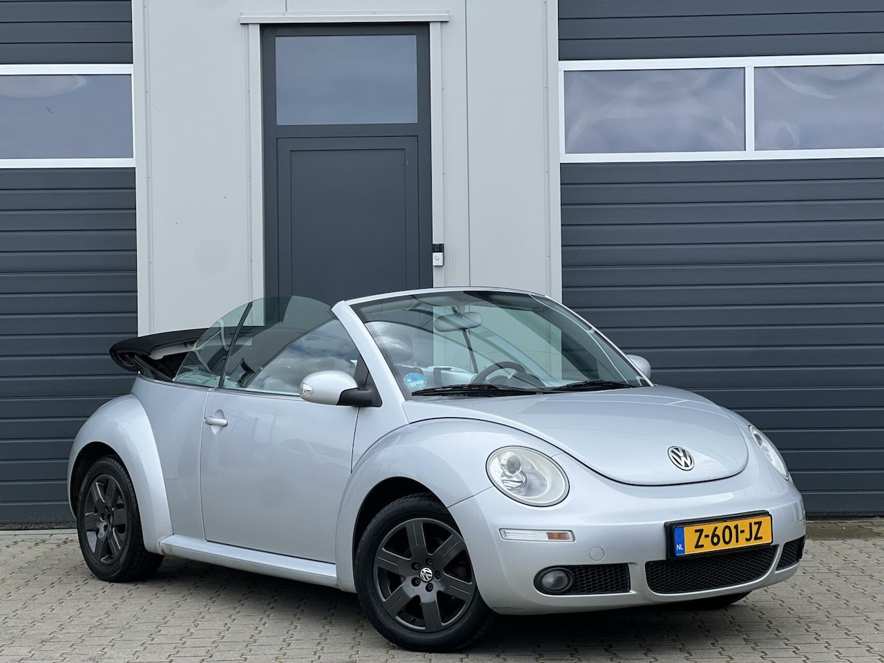 Volkswagen New Beetle Cabriolet - 2.0 Highline / 2008 / Airco - AutoWereld.nl