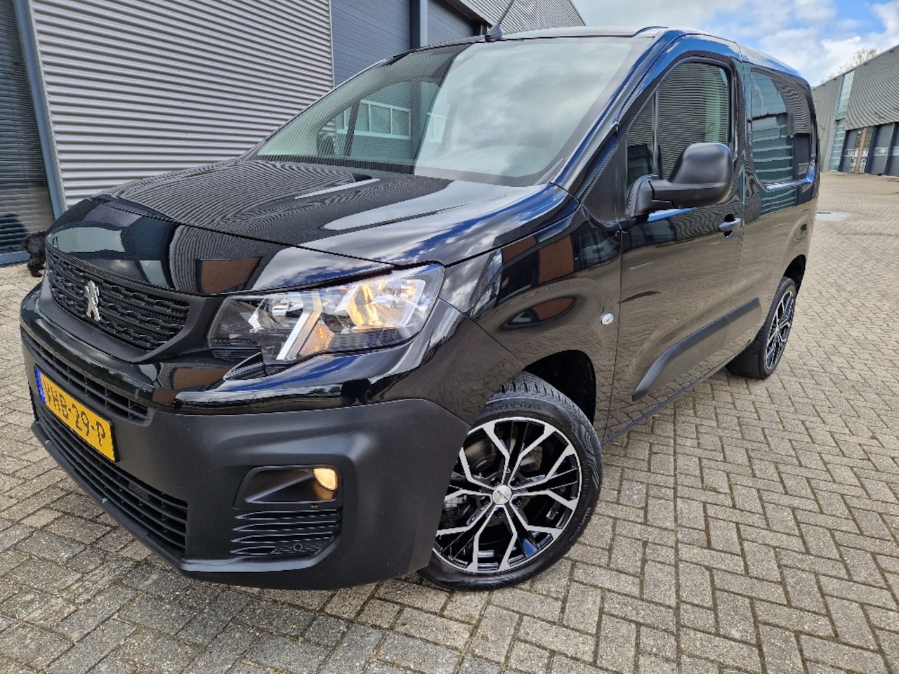 Peugeot Partner - 1.5 BlueHDI 130pk automaat euro6 Asphalt cmera apple navi pdc 19 inch - AutoWereld.nl