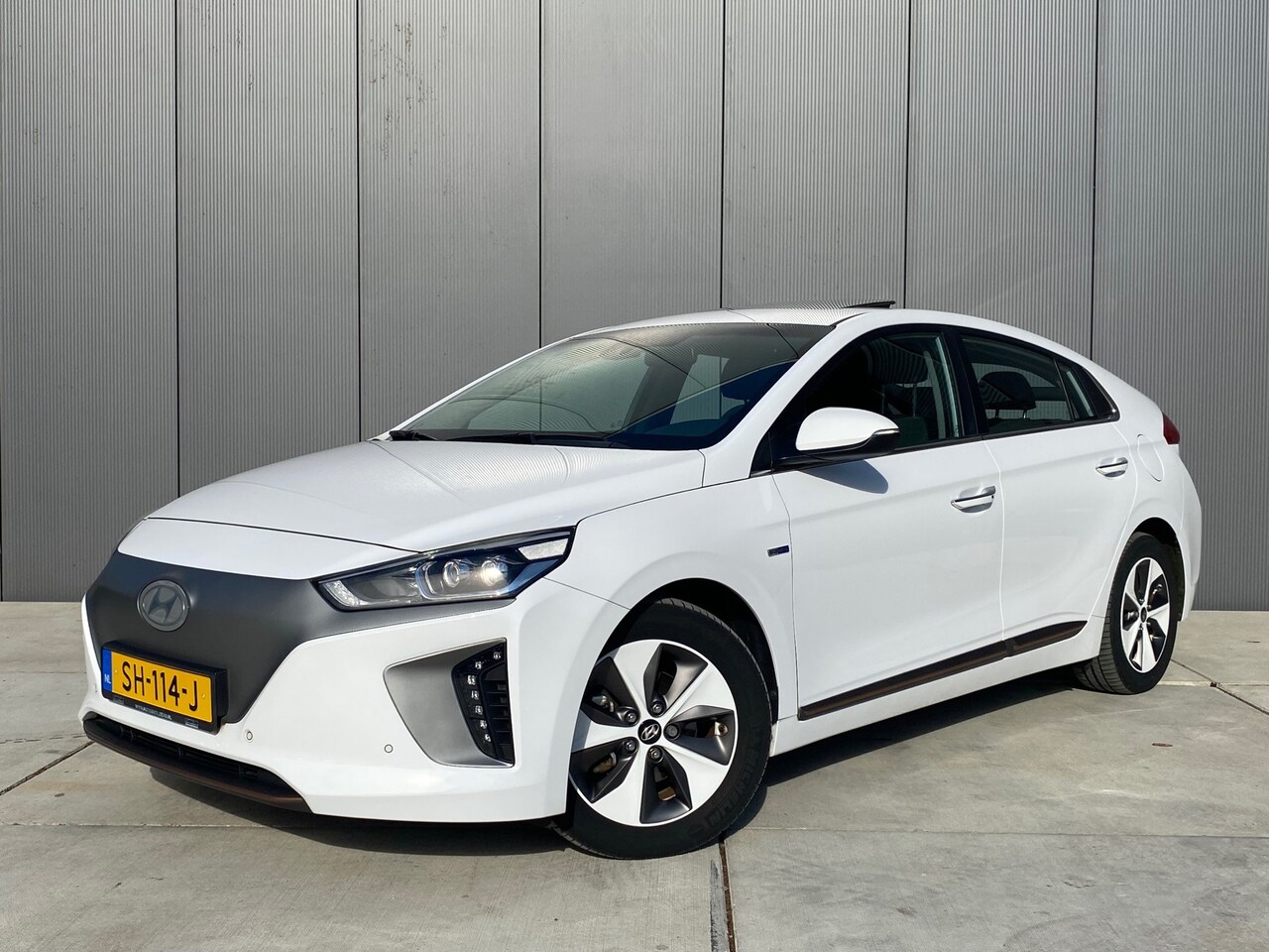 Hyundai IONIQ - Premium EV / Schuifdak / Leder / Infinity / Adaptieve Cruise / €15895 na Subsidie - AutoWereld.nl