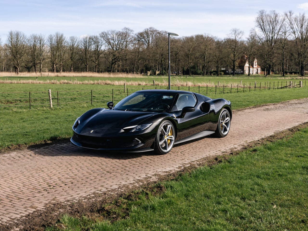 Ferrari 296 GTB - 3.0 V6 Lift, Camera, Ferrari Shields - AutoWereld.nl