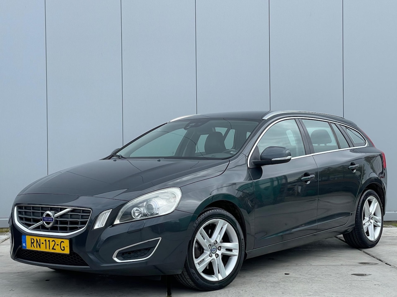 Volvo V60 - 1.6 DRIVe Summum | Leder | Xenon | PDC | Stoelverwarming | Trekhaak | Climate control - AutoWereld.nl