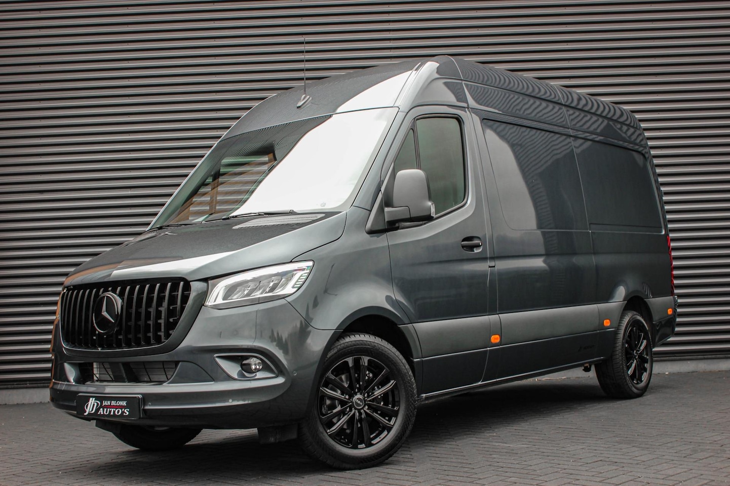 Mercedes-Benz Sprinter - 317 CDI L2H2 RWD 170PK FULL BLACK JB-EDITION / 3500KG / NEW / DIRECT RIJDEN / NAVIGATIE / - AutoWereld.nl