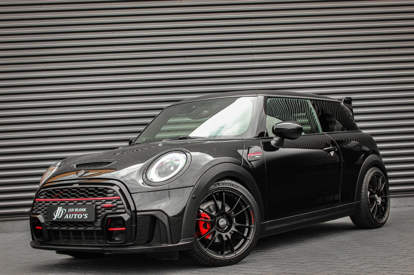 MINI John Cooper Works - Mini 1.5 Cooper LEDEREN BEKLEDING / STERREN-HEMEL / APPLE CARPLAY / 11DKM / SPOILER / VERL - AutoWereld.nl