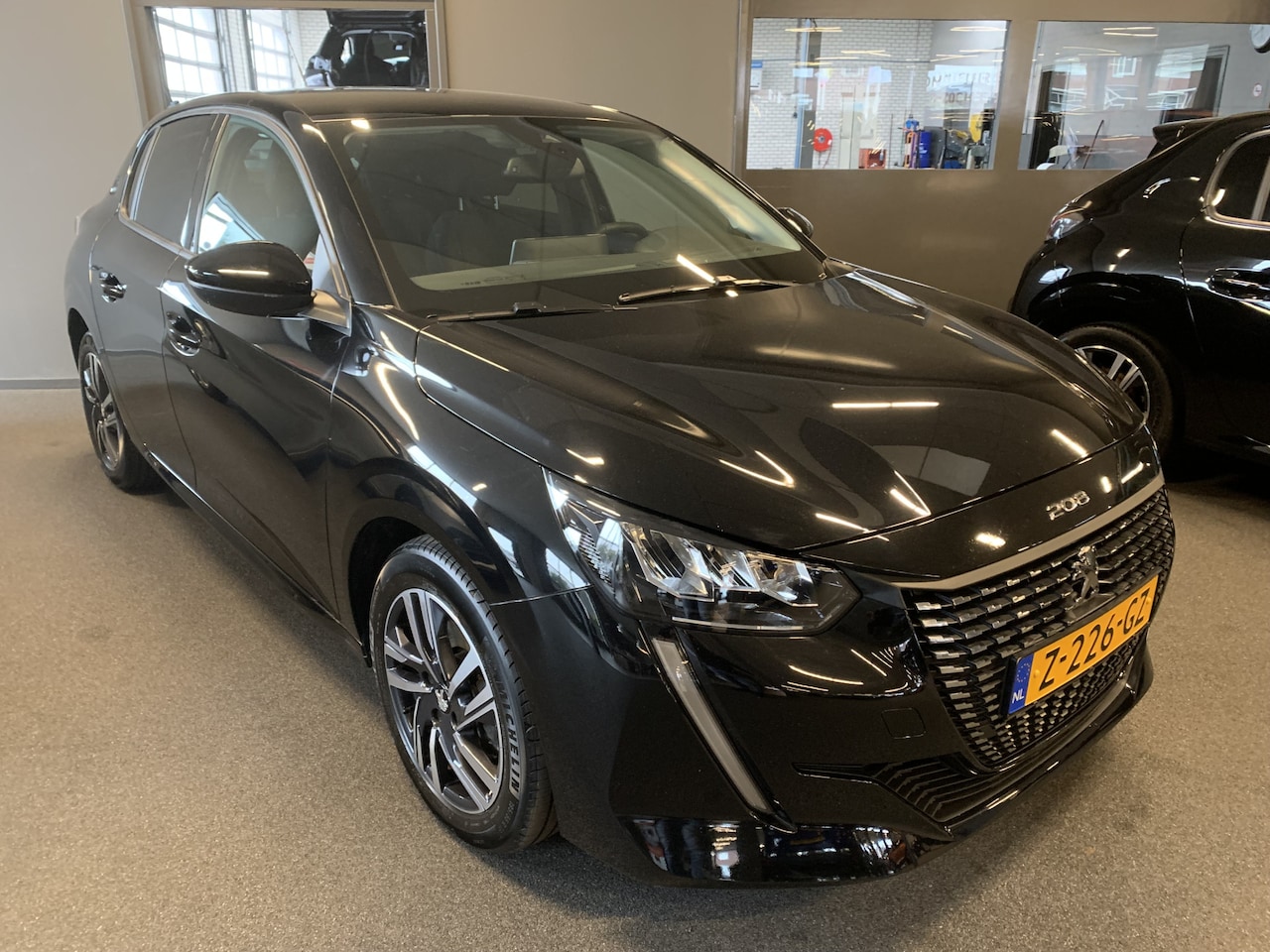 Peugeot 208 - 1.2 PureTech Allure Pack 100 PK ACHTERUITRIJCAMERA-PARKEERSENSOREN-LICHTMETALEN VELGEN - AutoWereld.nl