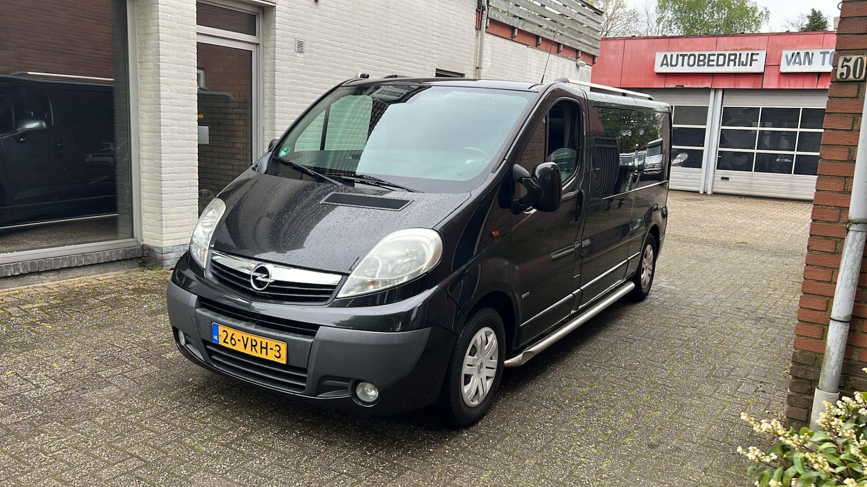 Opel Vivaro - 2.5 CDTI L2H1 DC Automaat Lang Dubbele Cabine Zwart 2008 - AutoWereld.nl