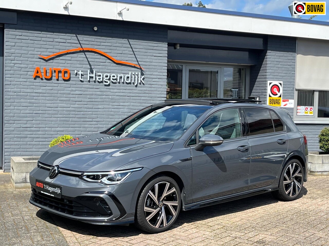 Volkswagen Golf - 1.5 eTSI R-Line AUT pano camera garantie 09-2027 - AutoWereld.nl