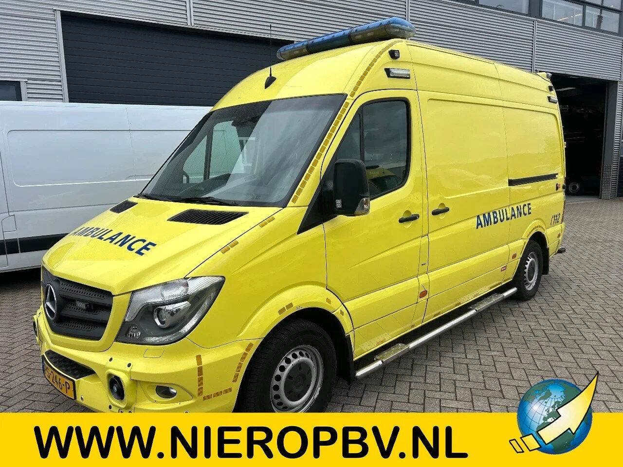 Mercedes-Benz Sprinter - 319CDI L2H2 AMBULANCE Automaat Airco Cruisecontrol 9X OP VOORRAAD - AutoWereld.nl