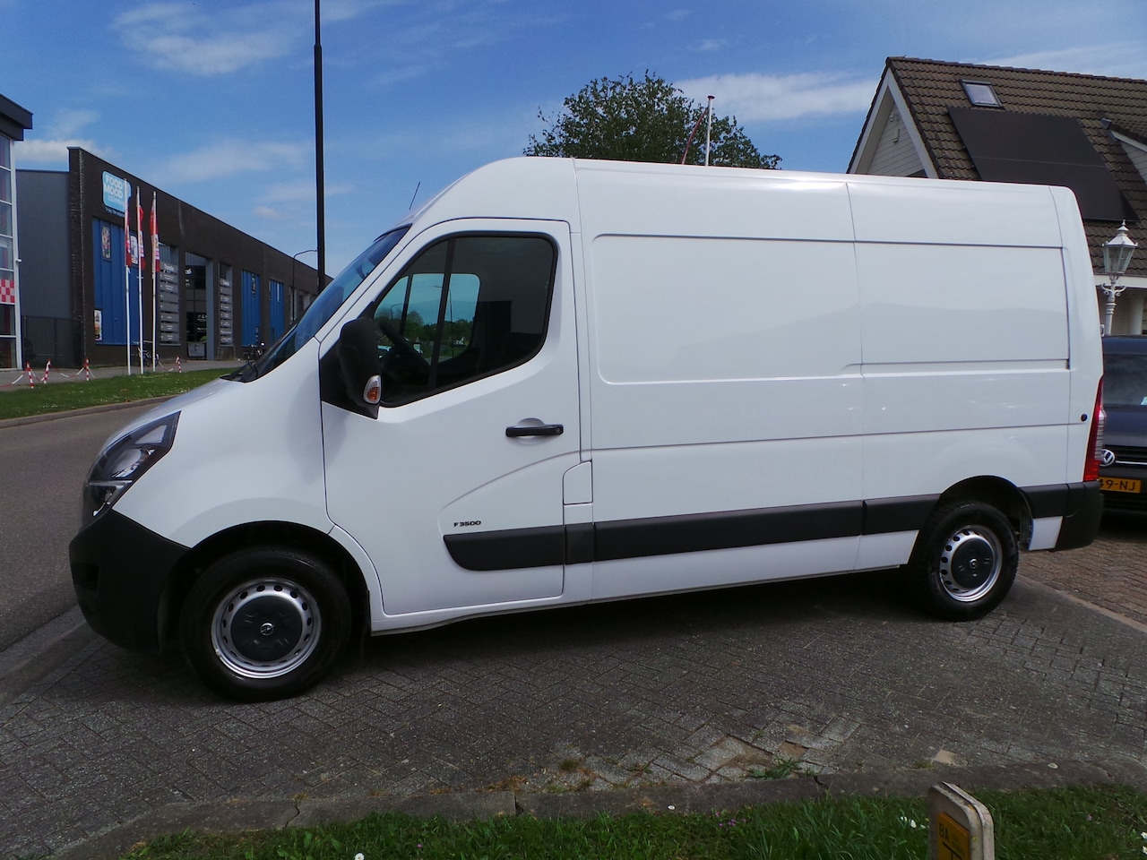 Opel Movano - 2.3 Turbo 136pk L2H2 Airco,Cruise,Navi,Camera,Pdc,Trekh 3 persoons - AutoWereld.nl