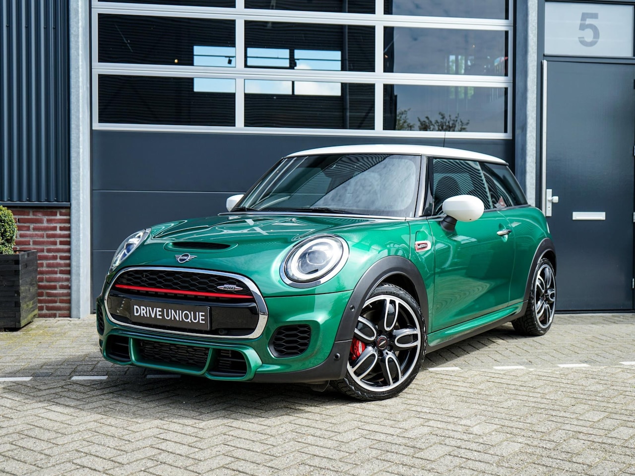 MINI John Cooper Works - Mini 2.0 Chili, Adaptief onderstel, JCW Sportstoelen, LED, parkeersensoren, keyless ,18 in - AutoWereld.nl