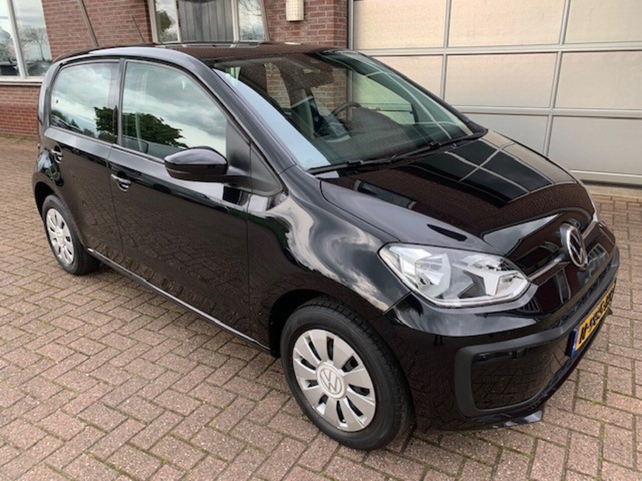 Volkswagen Up! - 1.0 BleuTooth ,Airco. DAB - AutoWereld.nl