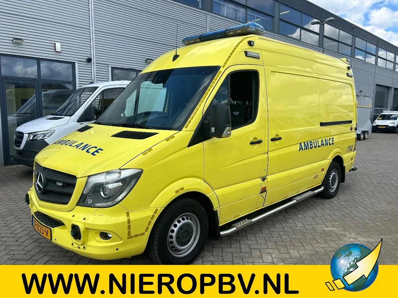 Mercedes-Benz Sprinter - 319CDI L2H2 AMBULANCE Automaat Airco Cruisecontrol 9X OP VOORRAAD - AutoWereld.nl