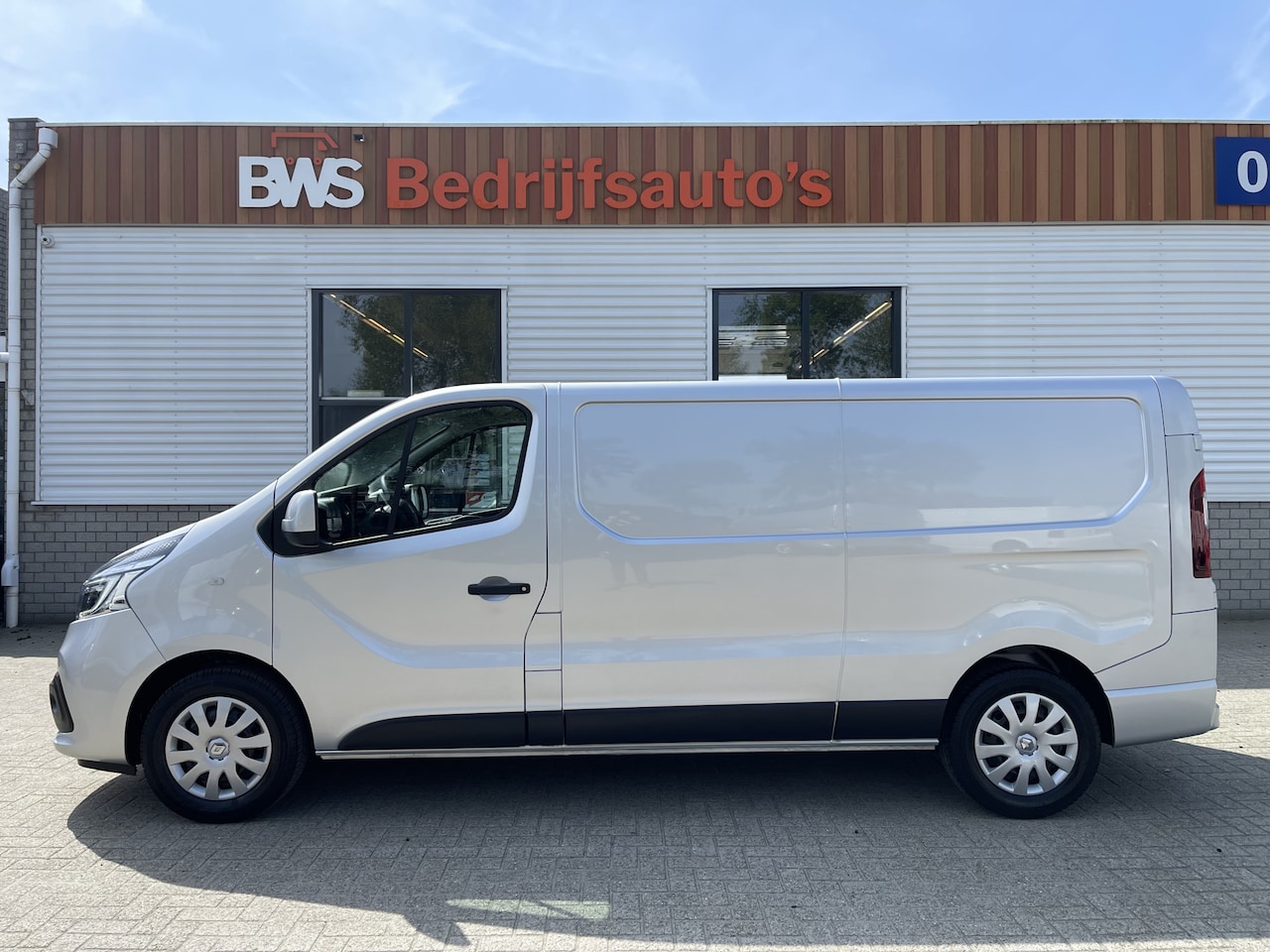 Renault Trafic - 2.0 dCi 120pk T29 L2H1 Work Edition / vaste prijs rijklaar € 20.950 ex btw / lease vanaf € - AutoWereld.nl