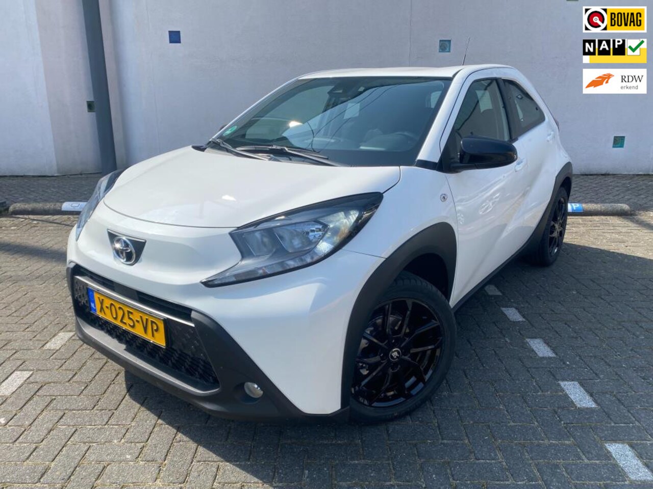 Toyota Aygo X - 1.0 VVT-i MT play 1.0 VVT-i MT play - AutoWereld.nl