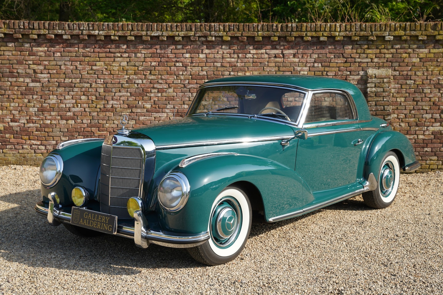 Mercedes-Benz S-klasse Coupé - 300 Queen Wilhelmina-Originally delivered to the Dutch Royal Family, The original upholste - AutoWereld.nl