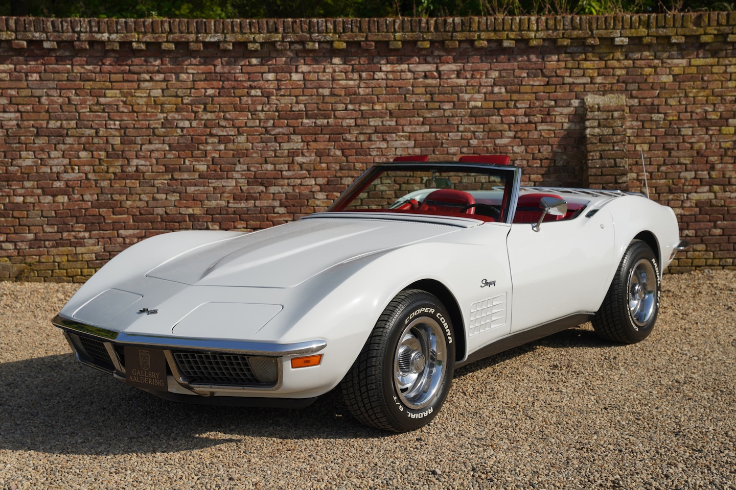 Chevrolet Corvette Convertible - Stingray 350 C3 "Classic White over Red" - livery with a black softtop, 350ci (5.7-litre) - AutoWereld.nl