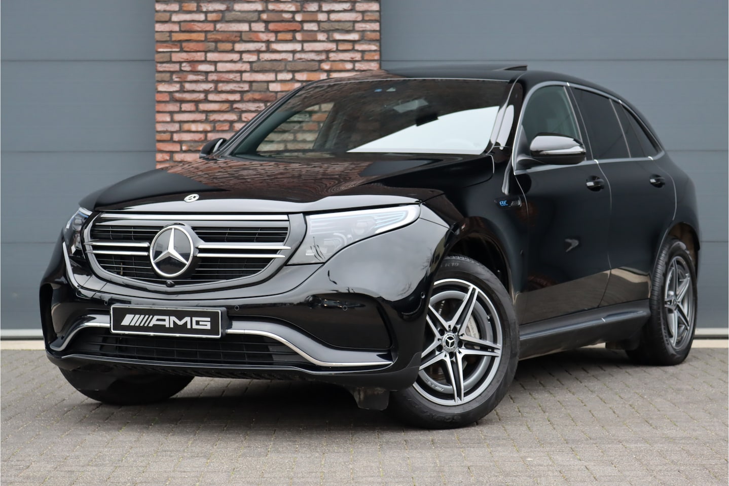 Mercedes-Benz EQC - 400 4-MATIC AMG Line 80 kWh, Schuifdak, Distronic+, Memory, Leder, Trekhaak, Keyless Go, A - AutoWereld.nl