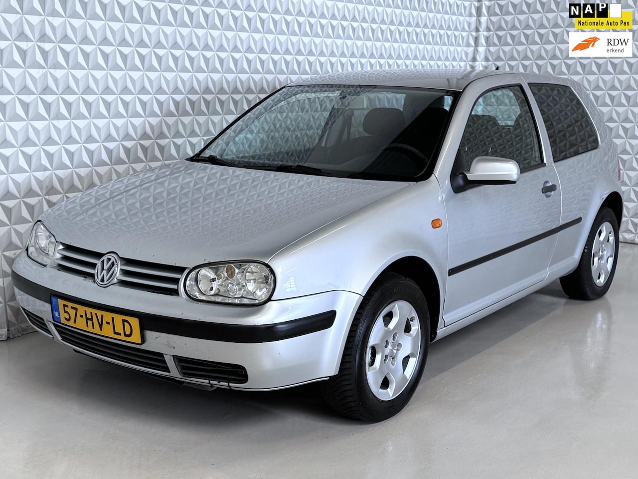 Volkswagen Golf - 1.4-16V AIRCO + APK tot 02-06-2025 (2002) - AutoWereld.nl