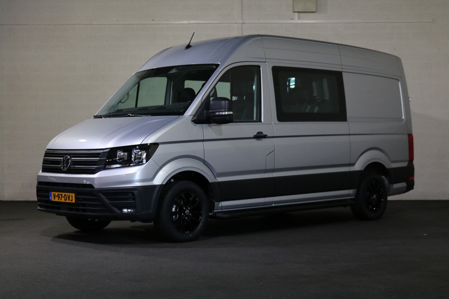 Volkswagen Crafter - 2.0 TDI 140pk L3 H3 DC Automaat Airco Navigatie Apple Carplay Camera - AutoWereld.nl