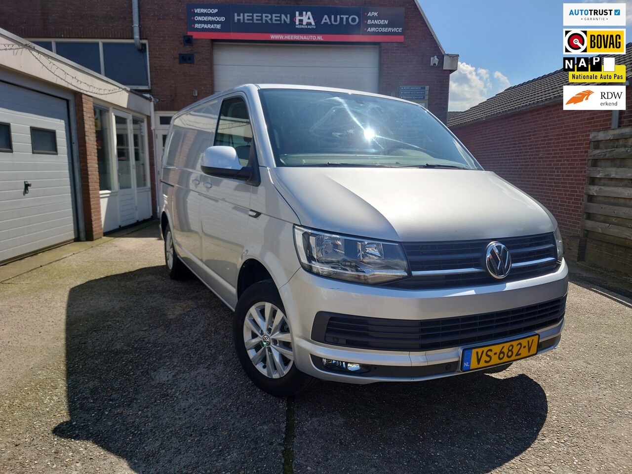 Volkswagen Transporter - 2.0 TDI L1H1 Highline 2.0 TDI L1H1 Highline, Dealer onderhouden, 1e eigenaar, Cruise control, Apple Carplay - AutoWereld.nl