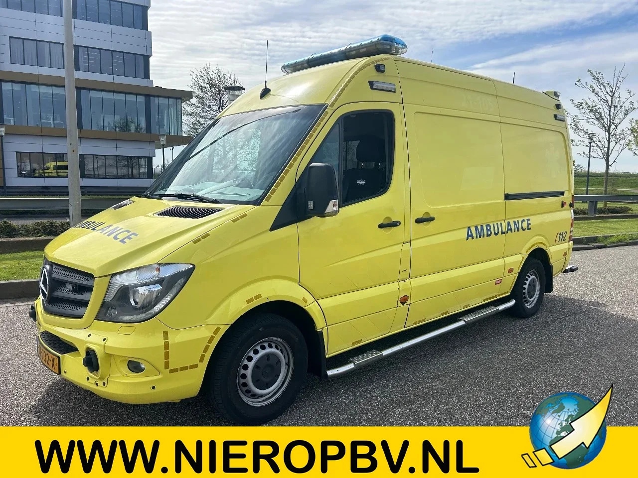 Mercedes-Benz Sprinter - 319CDI L2H2 AMBULANCE Automaat Airco Cruisecontrol 9X OP VOORRAAD - AutoWereld.nl