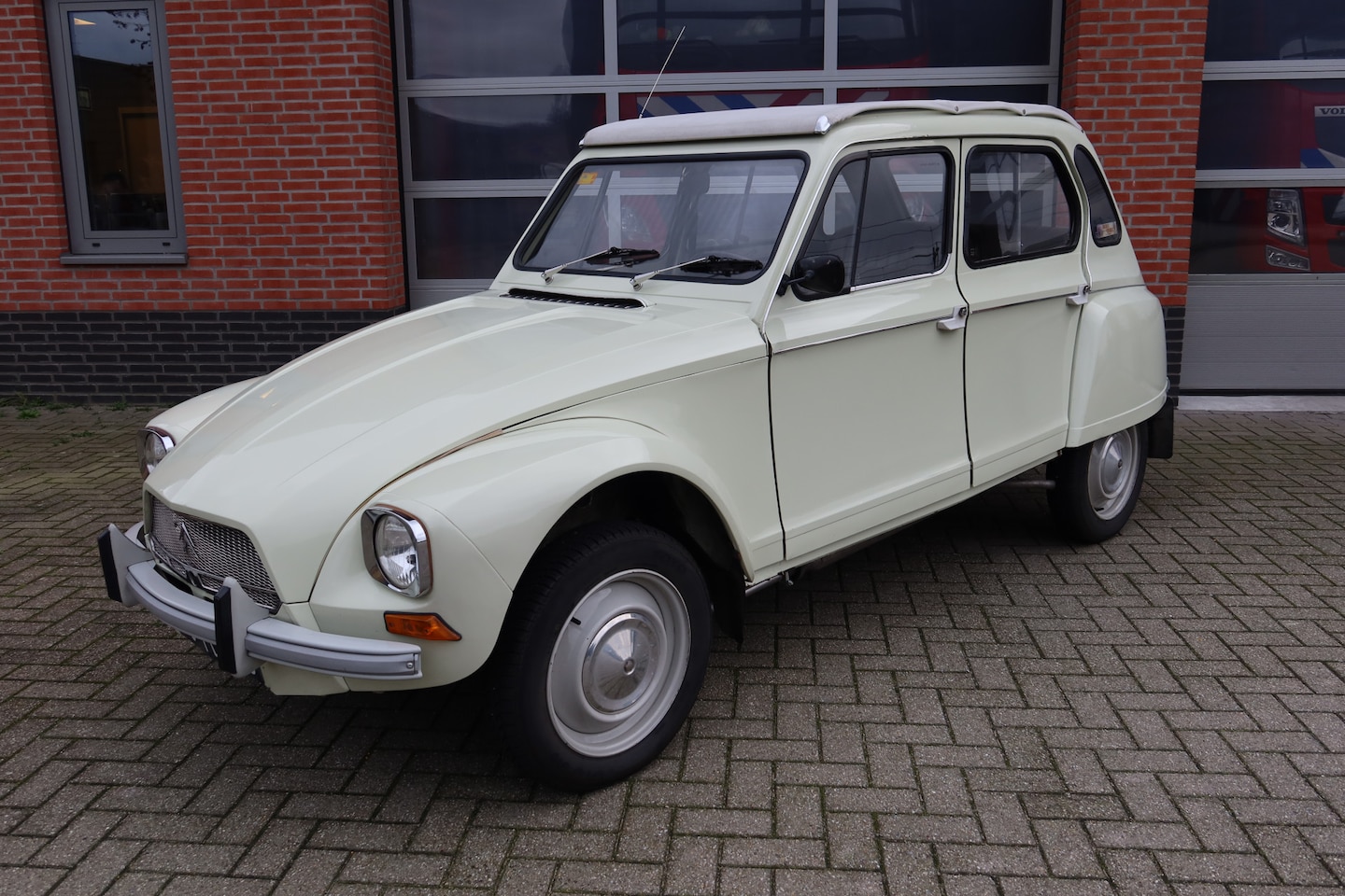 Citroën 2 CV - Dyane 6 volledig origineel patina - AutoWereld.nl