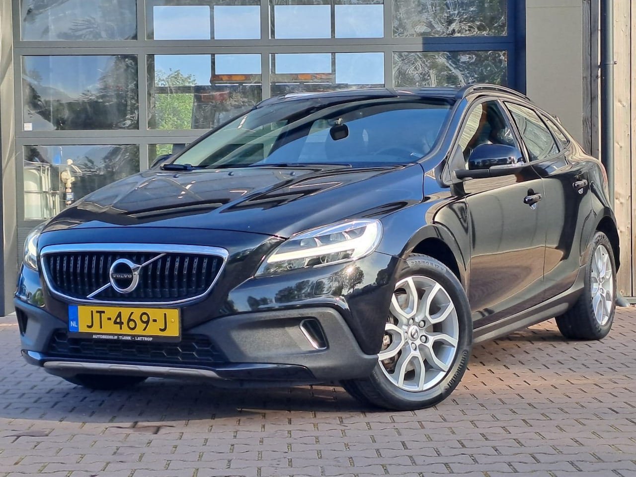 Volvo V40 Cross Country - 2.0 T3 Momentum | LED | Airco | Cruise | Trekhaak | PDC | Stoelverwarming | Standkachel | - AutoWereld.nl