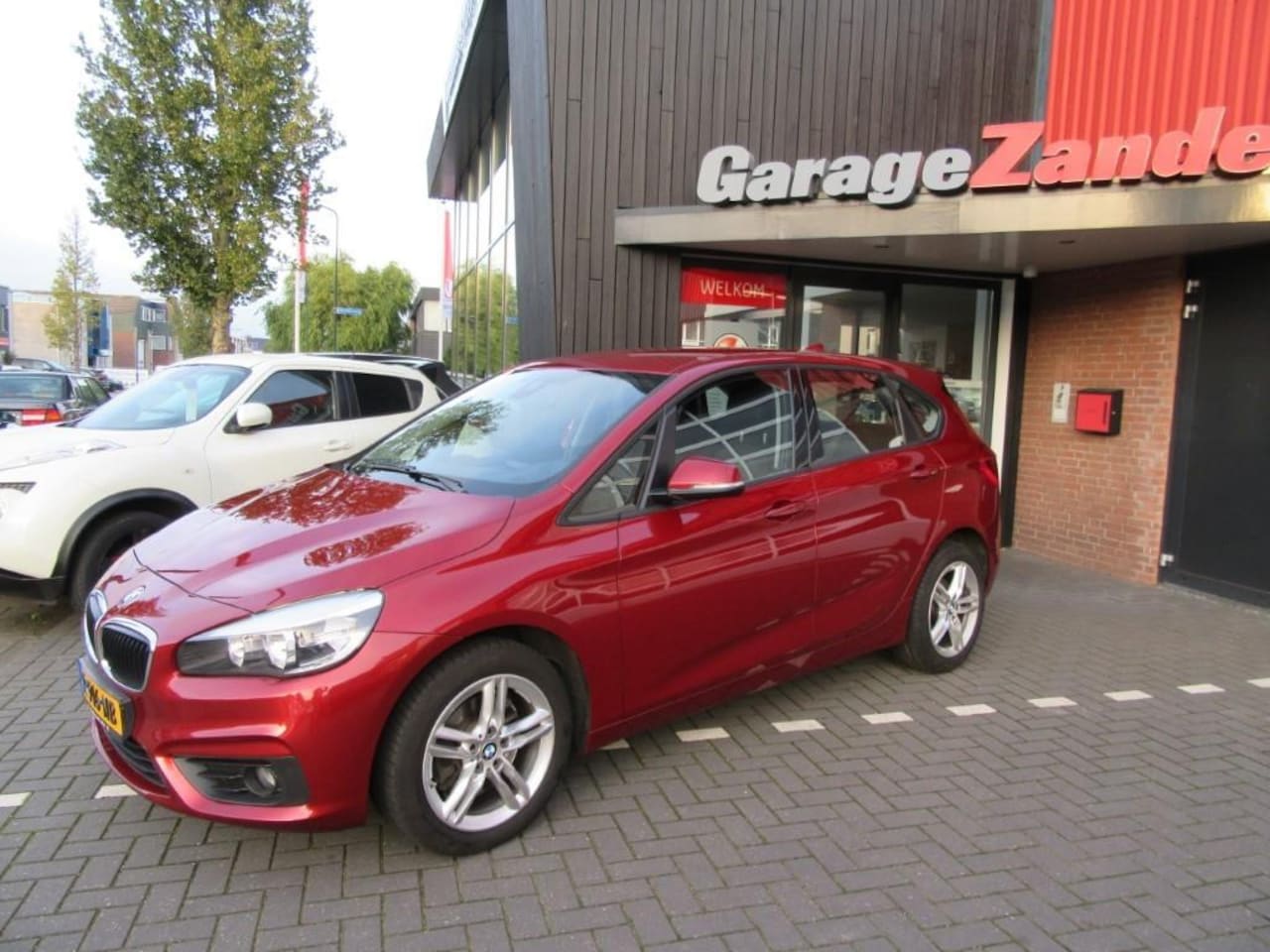 BMW 2-serie Active Tourer - 220i Centennial High Executive automaat trekhaak - AutoWereld.nl