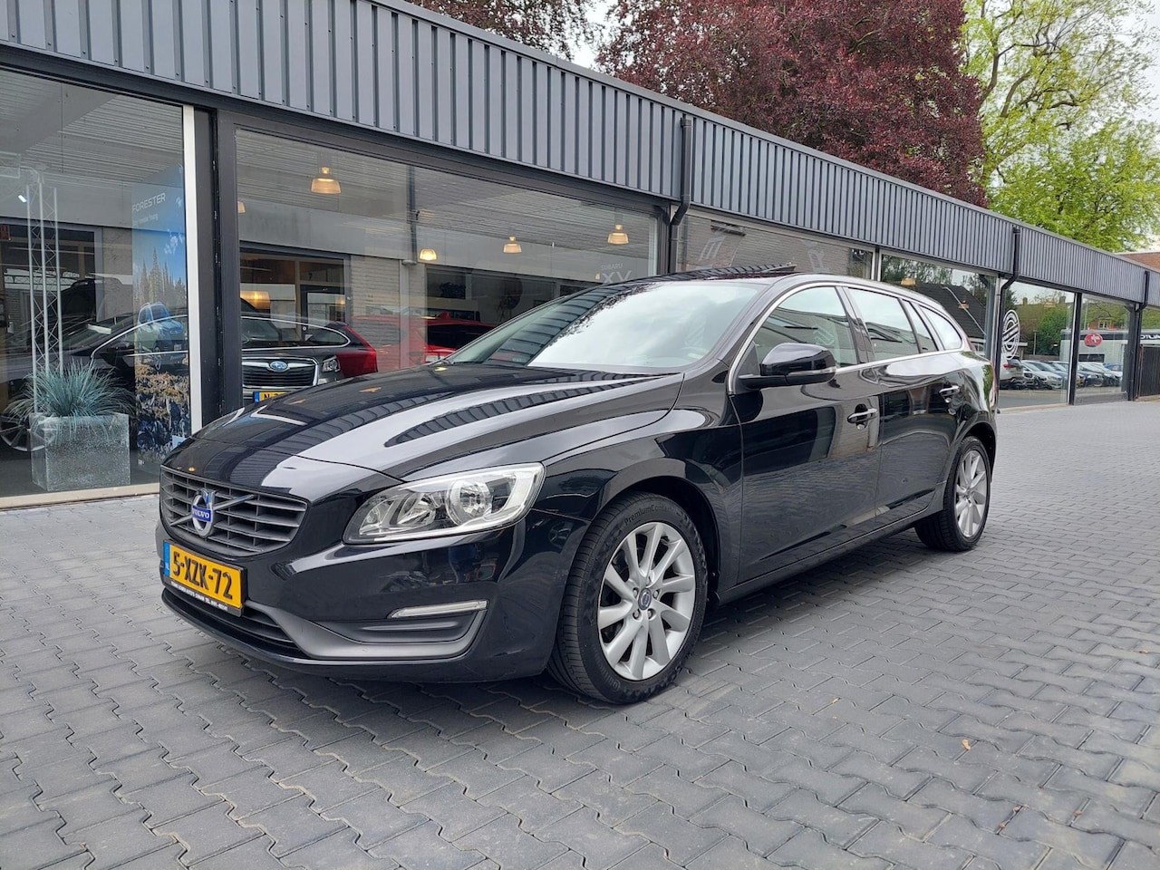 Volvo V60 - 1.6 D2 Momentum Dak Navi Clima Cruise PDC 17 Inch Telefoon Regensensor Origineel NL Electr - AutoWereld.nl