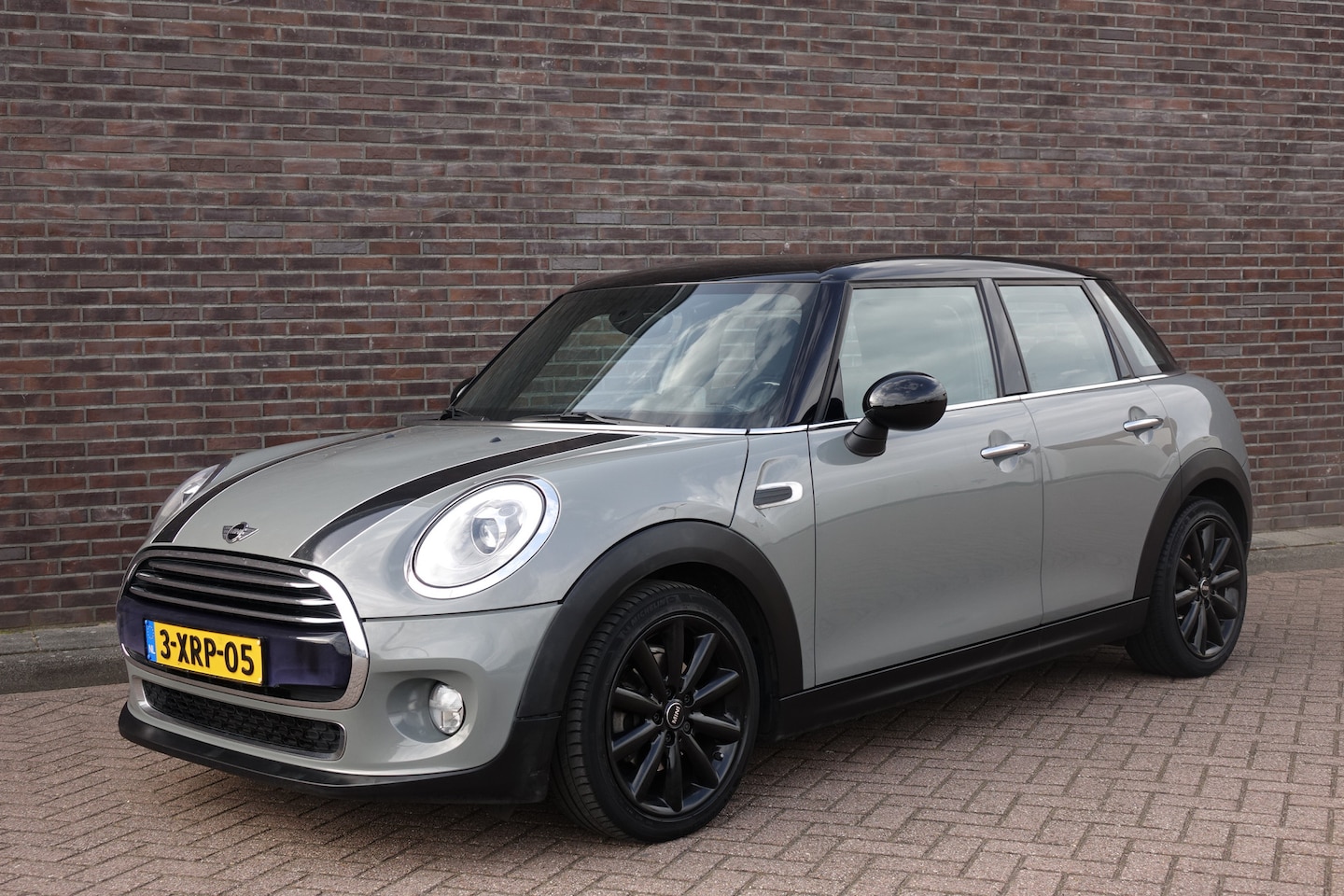 MINI Cooper - Mini 1.5 Chili, 5 deurs, Grey Metallic, black 17", navi, leder, Xenon Prachtige, smetteloz - AutoWereld.nl