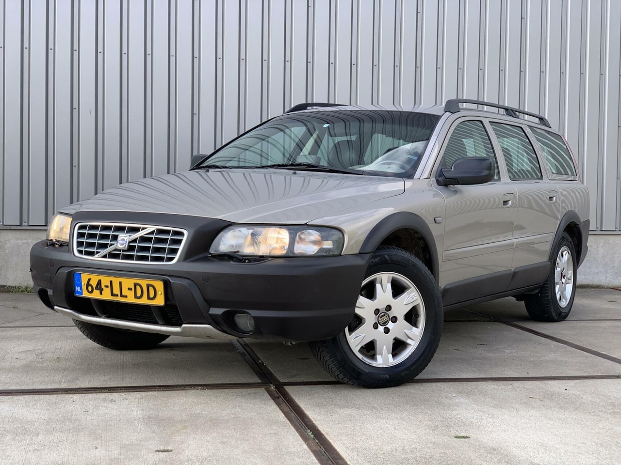 Volvo XC70 - 2.5 T AWD Leder - Automaat - Navi - Cruise - Trekhaak - AutoWereld.nl