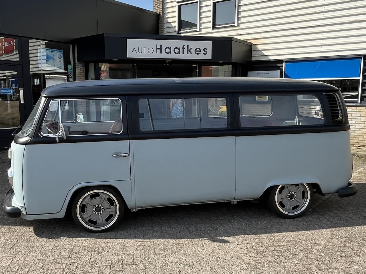 Volkswagen T2 - t2b kombi 1500 cc benzine, speciaal geconfigureerd onderstel en banden velgen combinatie - AutoWereld.nl