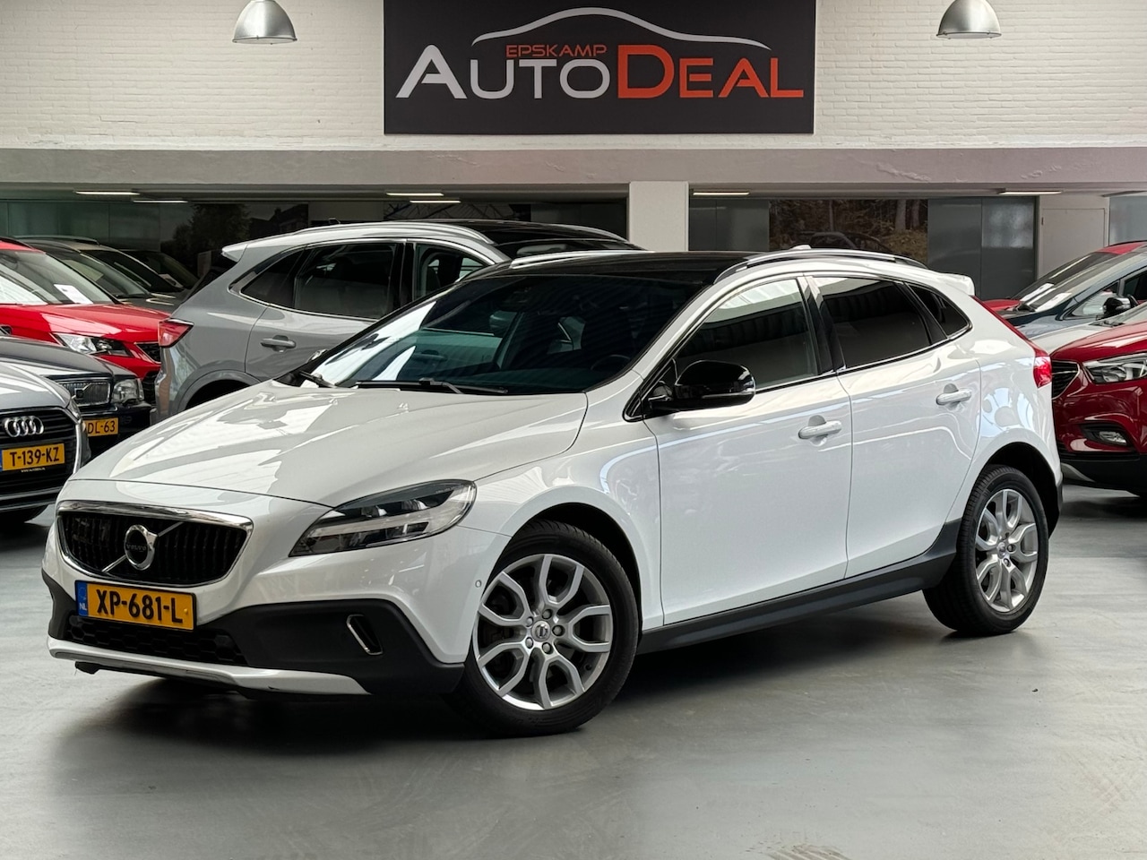 Volvo V40 Cross Country - 1.5 T3 Polar+ Luxury 1.5 T3 Polar+ Luxury - AutoWereld.nl