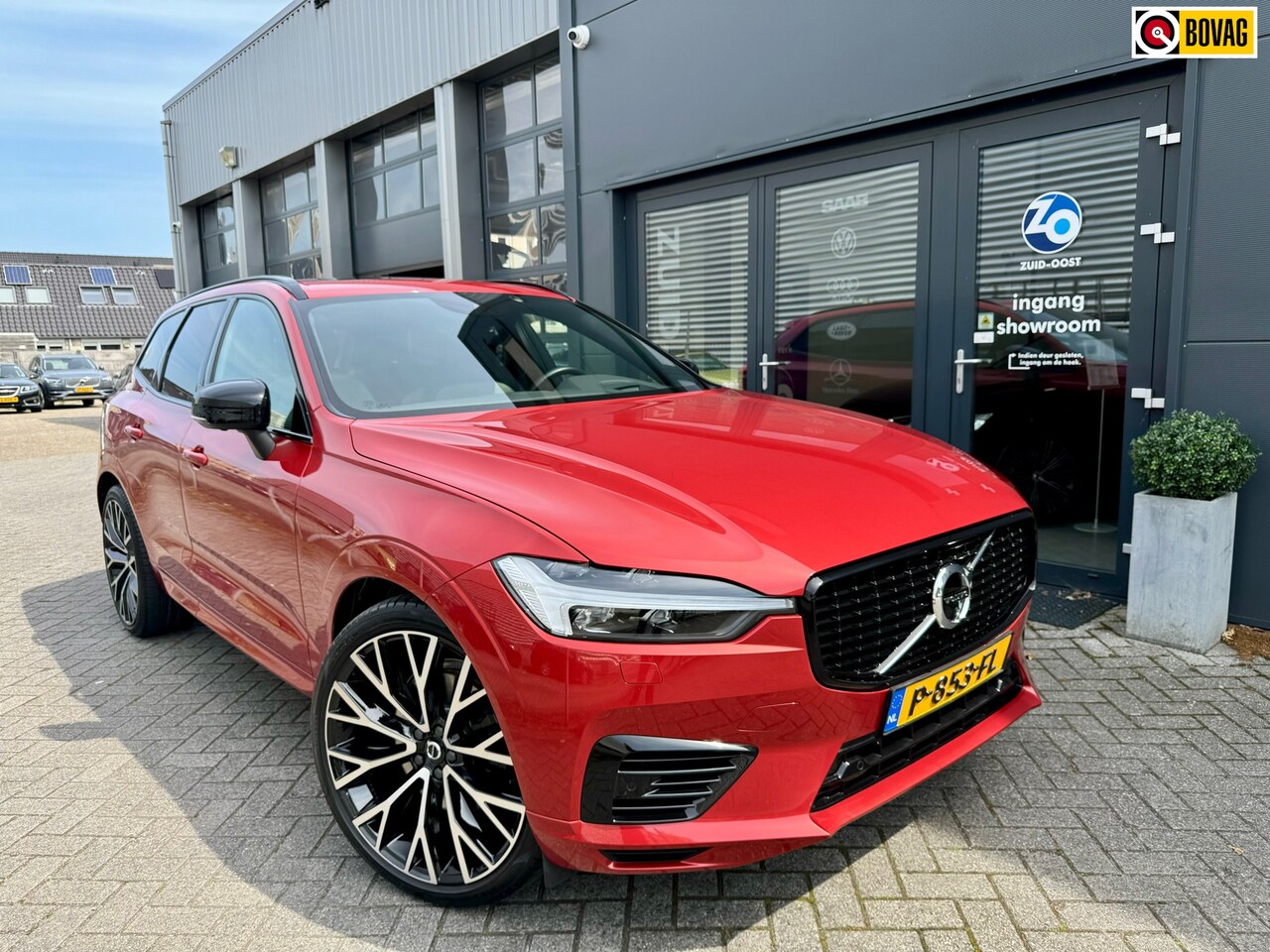 Volvo XC60 - 2.0 Recharge T8 AWD R-Design luchtvering, panoramadak, head-up, trekhaak - AutoWereld.nl