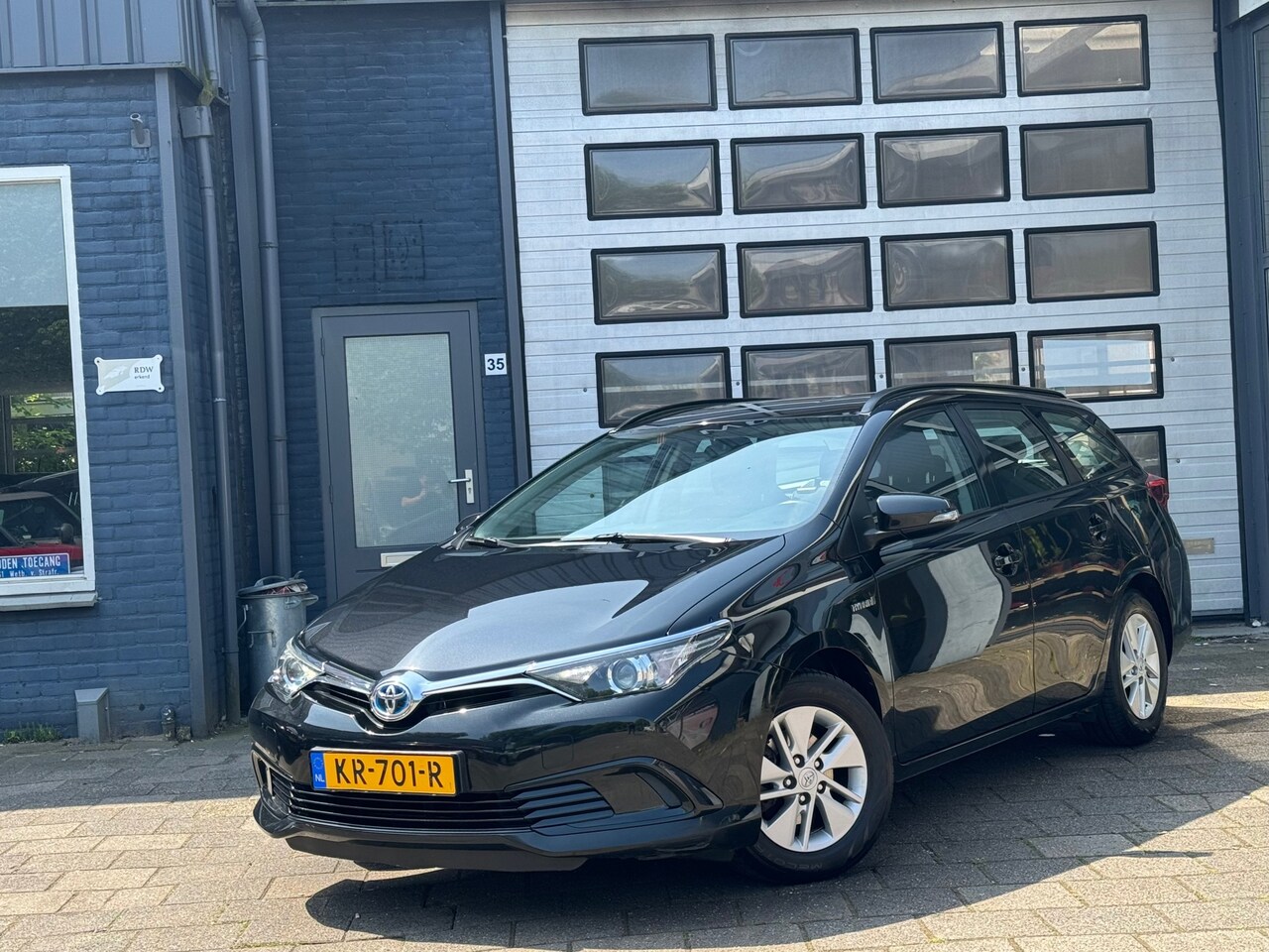 Toyota Auris Touring Sports - 1.8 Hybrid Now | Clima | Cruise | Navi - AutoWereld.nl