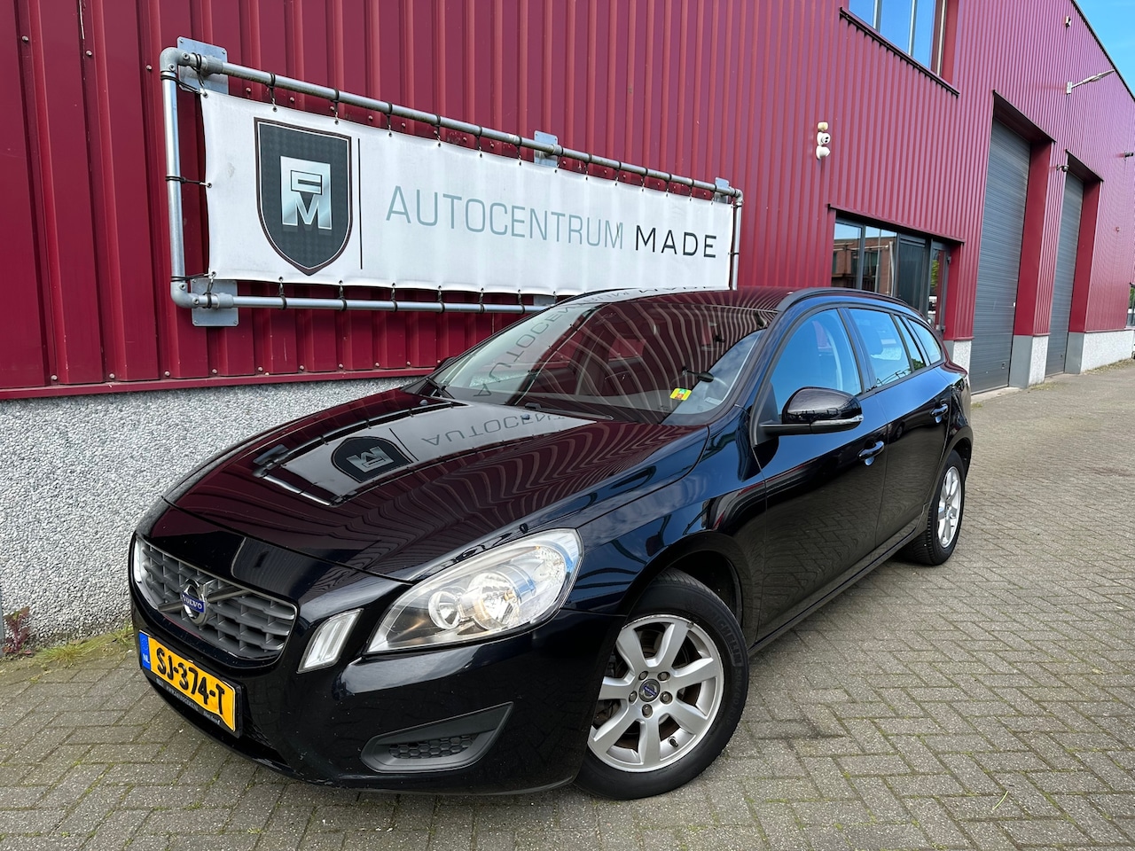 Volvo V60 - 1.6 D2 Kinetic // Navi // Clima // Cruise control // PDC - AutoWereld.nl