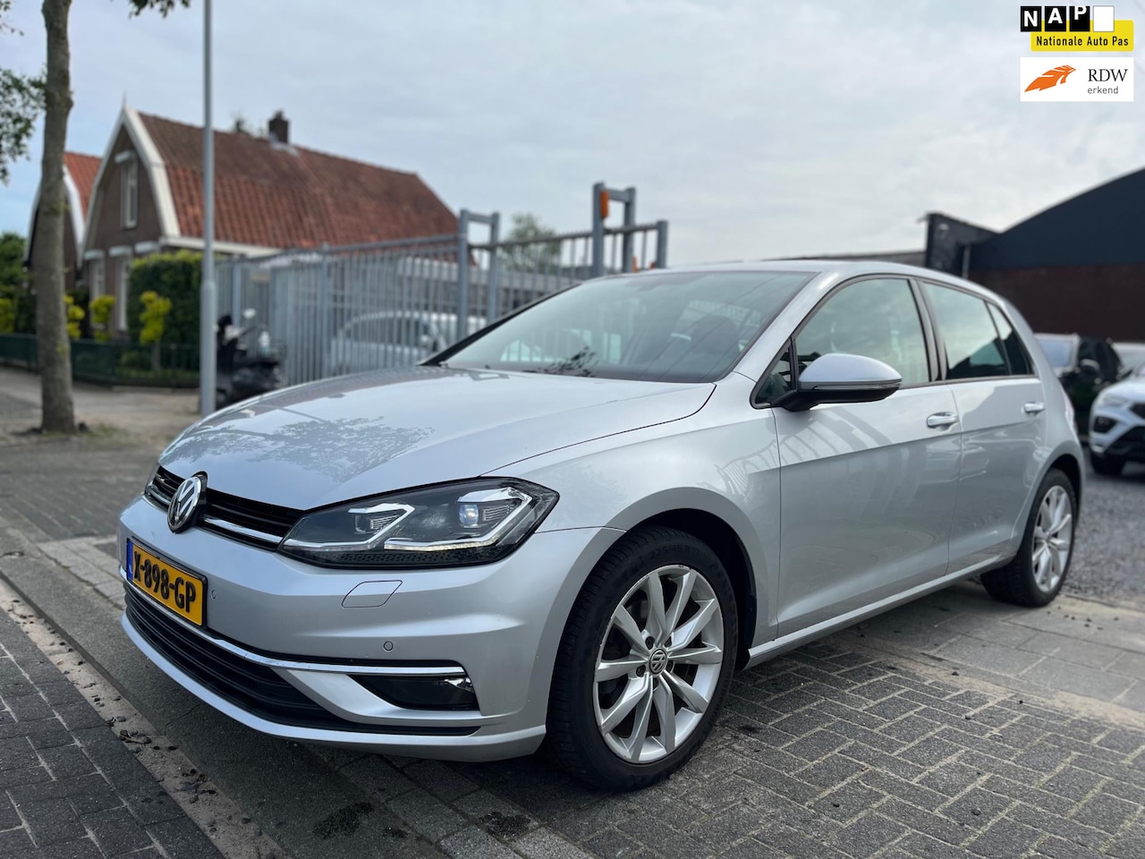 Volkswagen Golf - 1.0 TSI Highline | LED | Apple CarPlay | - AutoWereld.nl