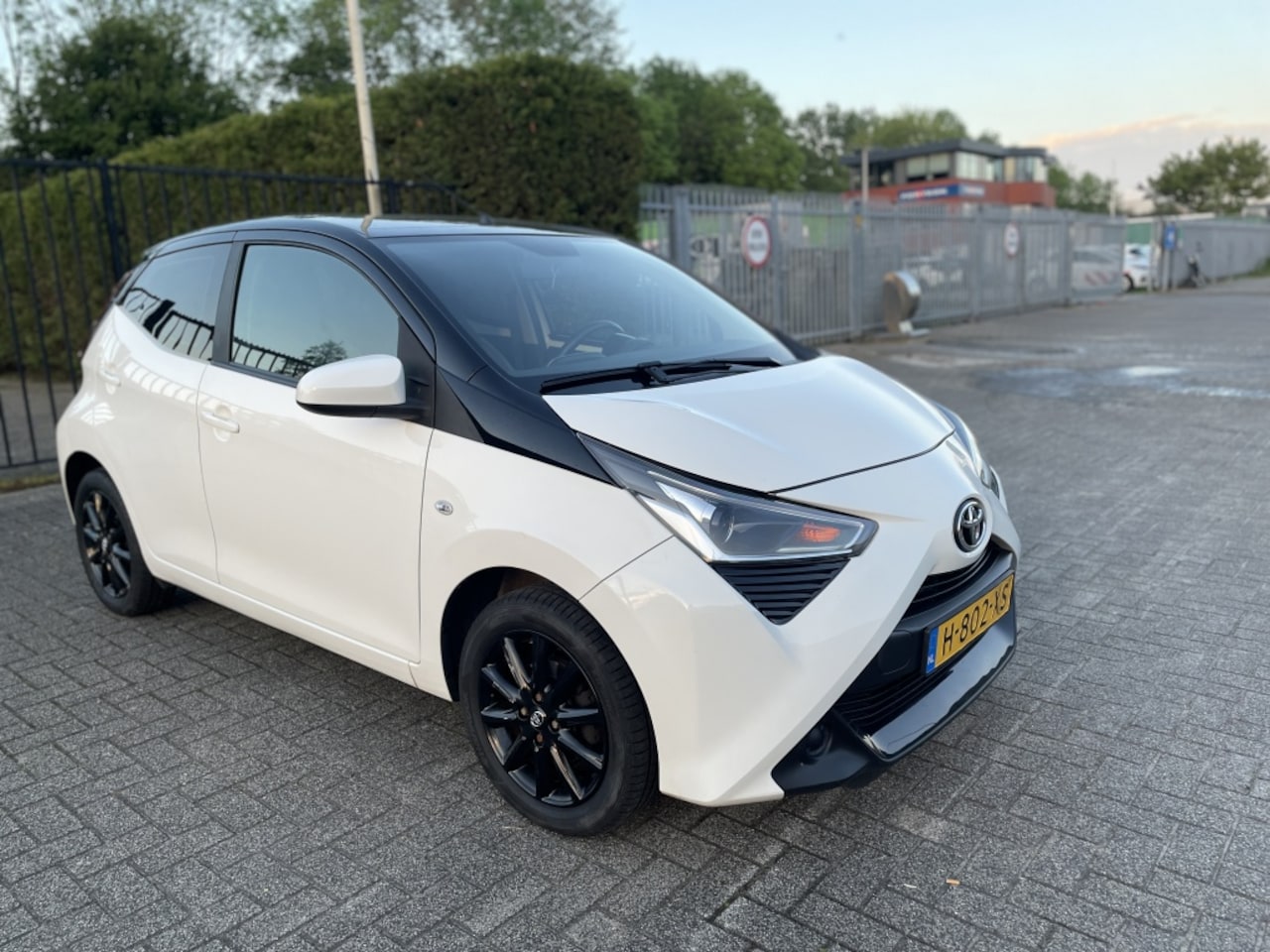 Toyota Aygo - 1.0 VVT-i x-play TwoTone|Cam|Led - AutoWereld.nl