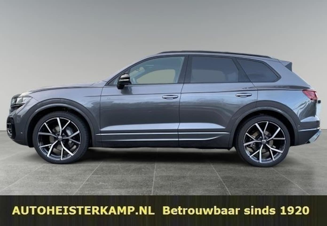 Volkswagen Touareg - 3.0 TDI R-Line 286 PK Model 2024 Grijs Kenteken ACC Panoramadak Trekhaak Luchtvering 22 In - AutoWereld.nl