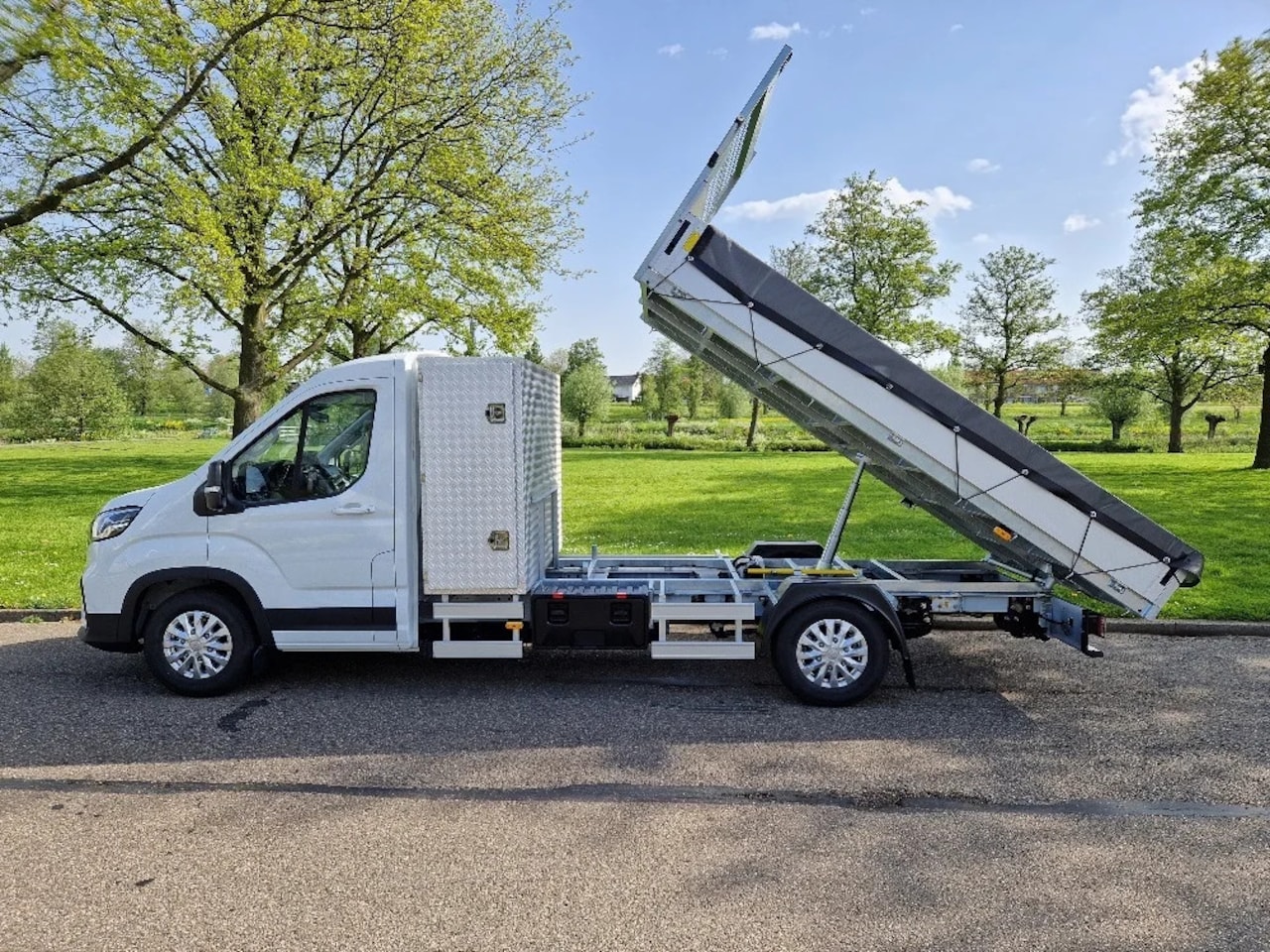 Maxus eDeliver 9 - 100% Elektrische chassis cabine Kieper e-Deliver L4 CC Kast Kieper - AutoWereld.nl