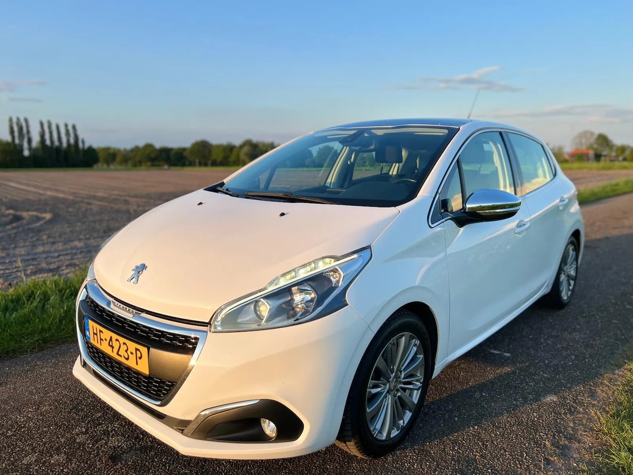 Peugeot 208 - 1.2 PureTech GT-LINE / Automaat / Navi / Pano / Dealer onderhouden - AutoWereld.nl