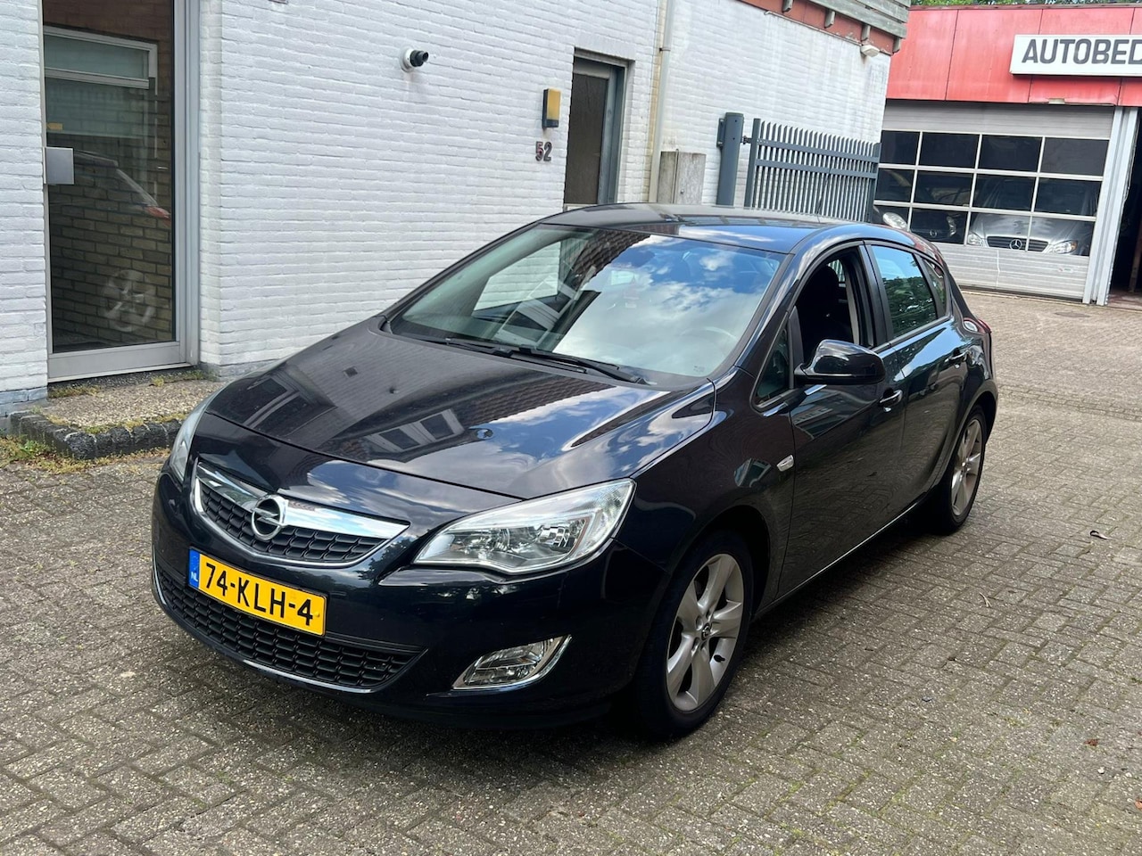 Opel Astra - 1.6 Edition Clima Navigatie Nw model Euro 5 Zwart 2010 - AutoWereld.nl