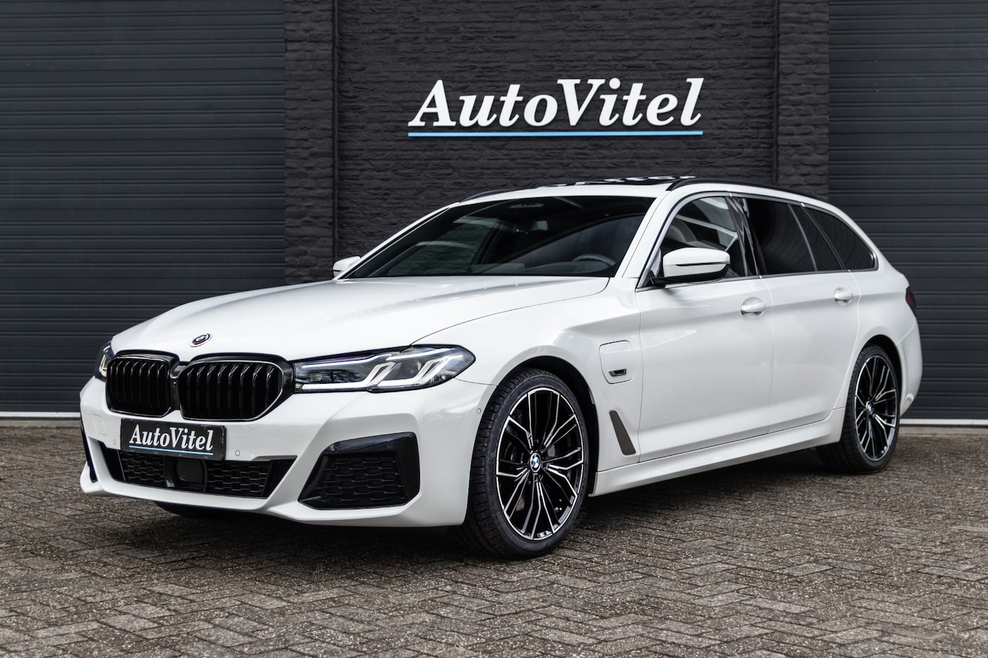 BMW 5-serie Touring - 530e M-sport Hybride | Panodak | Head-Up | Driving Ass. Pro | Laserlight | DAB | Fabrieksg - AutoWereld.nl