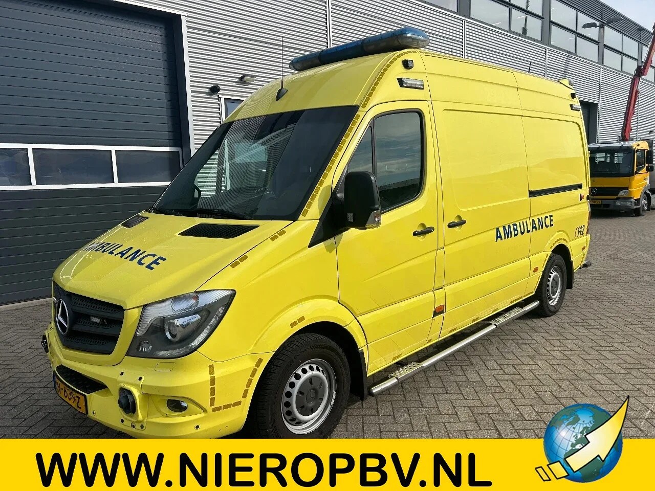 Mercedes-Benz Sprinter - 319CDI L2H2 AMBULANCE Automaat Airco Cruisecontrol 9X OP VOORRAAD - AutoWereld.nl