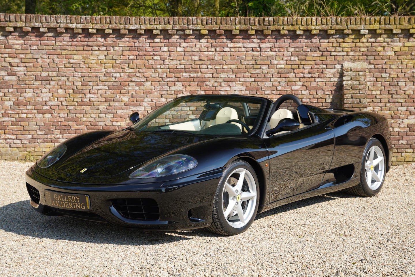 Ferrari 360 - Modena Spider F1 Low kilometers example, Livery in "Nero" over beige interior and black so - AutoWereld.nl