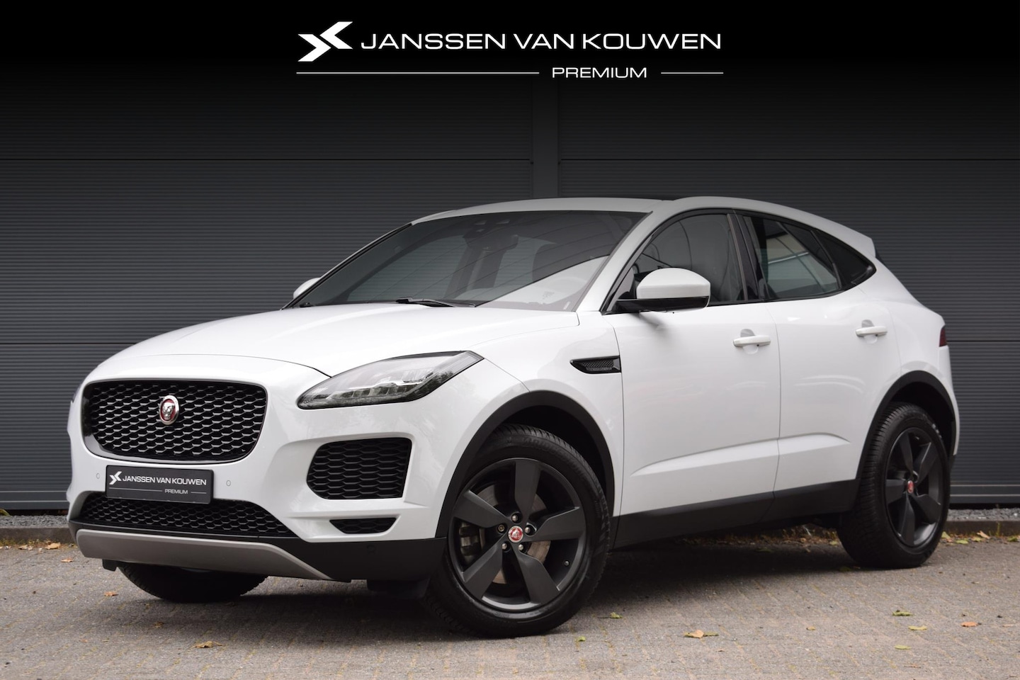 Jaguar E-Pace - 2.0 P200 AWD R-Dynamic / Glazen dak / Stoelverw. / 19'' Inch - AutoWereld.nl