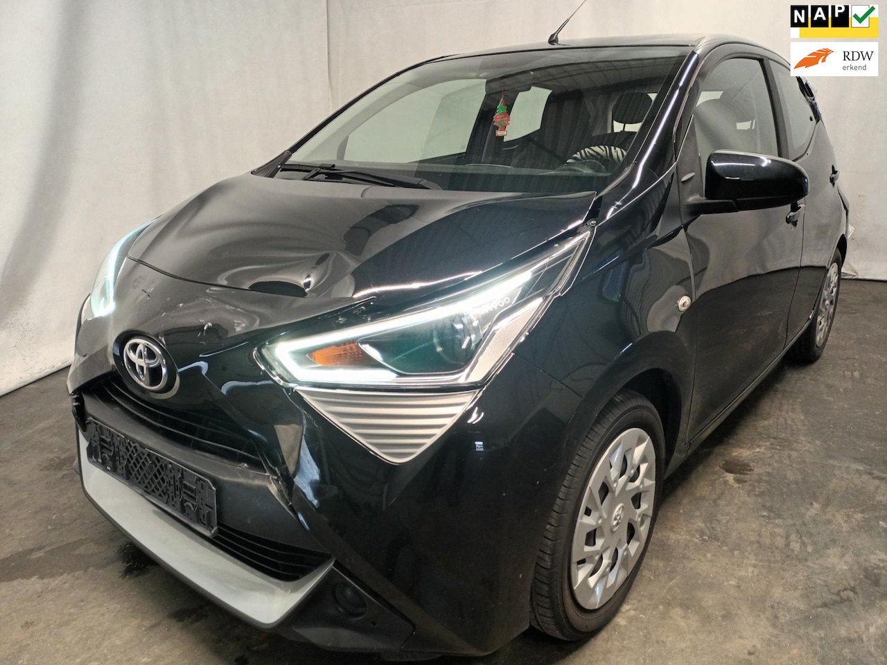 Toyota Aygo - 1.0 VVT-i x-play - WOK - Achter Schade - AutoWereld.nl