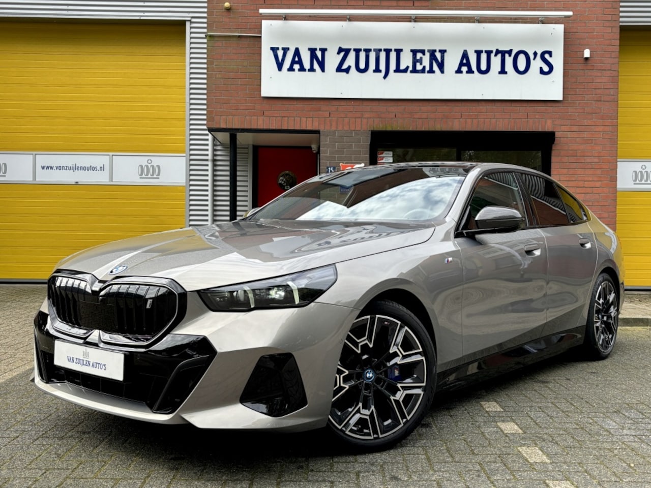 BMW i5 - eDrive40 M-Sport PRO Panorama B&W Memory 20'' Carbon - AutoWereld.nl